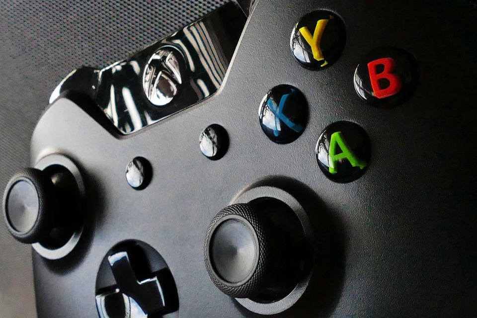 Starší děti hrají playstation.